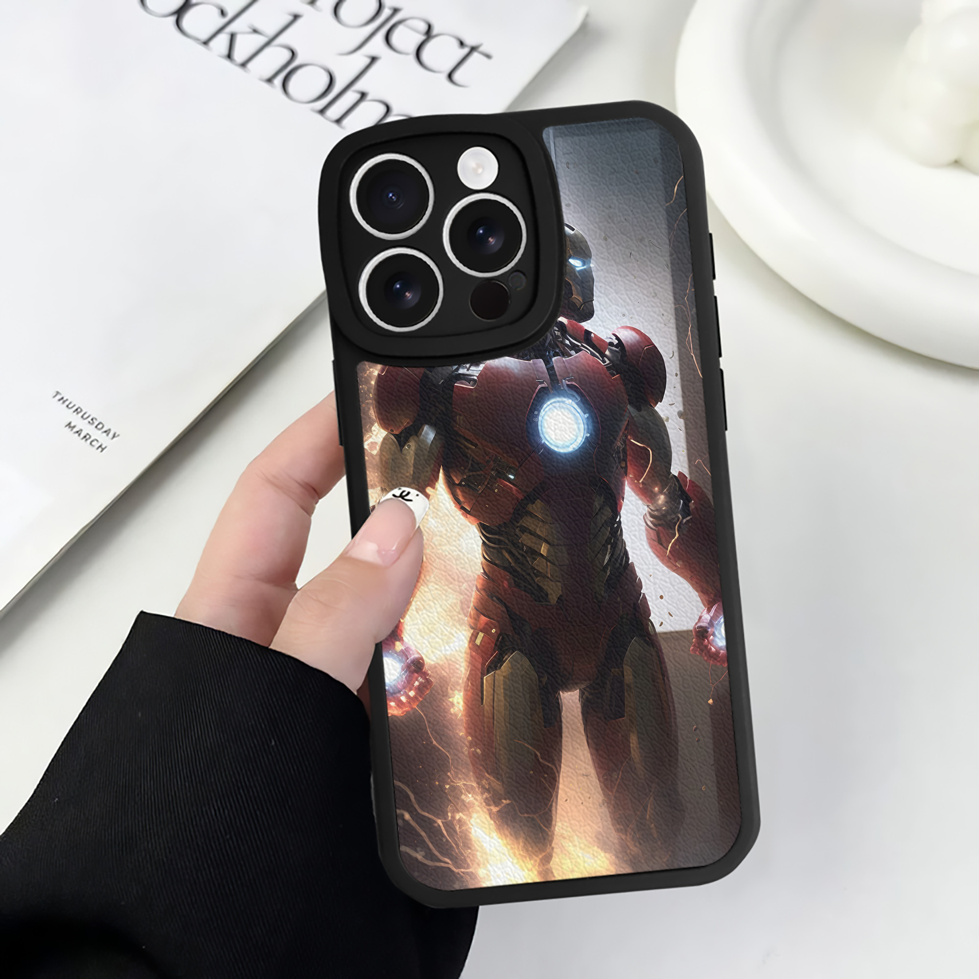 （画像用） アベンジャーズ The Avengers 【iPhone 16シリーズ対応】シリコンスマホケース（レザー調） 材質：シリコン